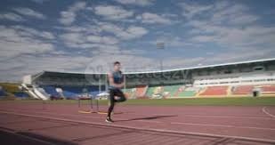 大联盟官方宣布永久退役杰基·罗宾逊的 42 号球衣，全联盟仅剩李维拉身披此号