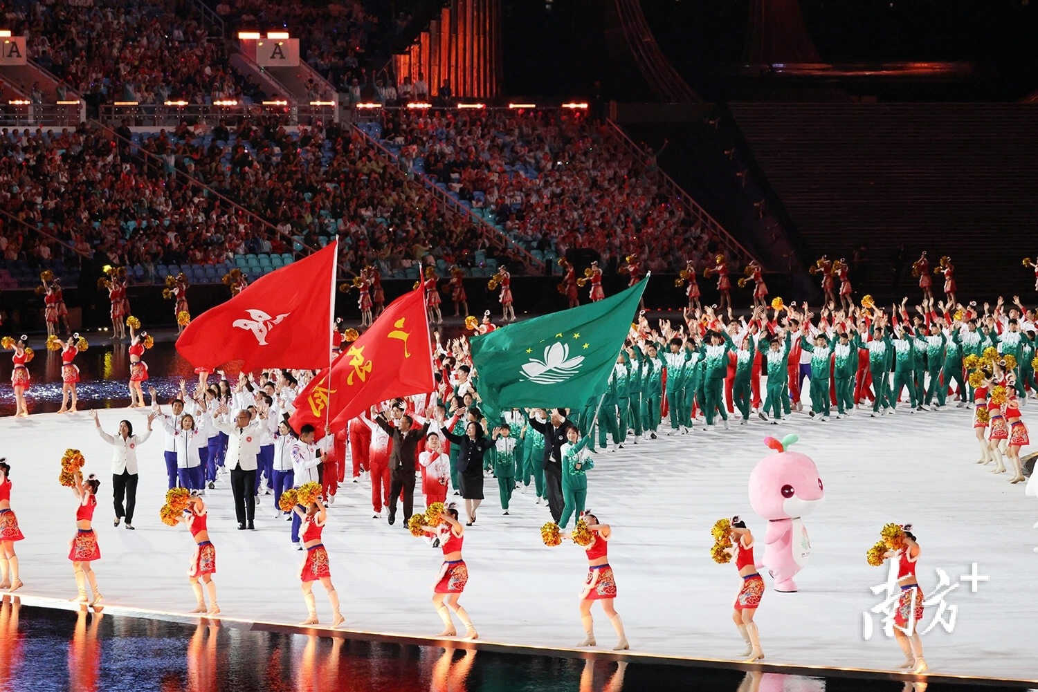 未来科技：解析“全息投影荷官”对线上博彩沉浸感的跨代提升。（全息投影荷官：未来科技驱动的线上博彩沉浸体验代际飞跃）